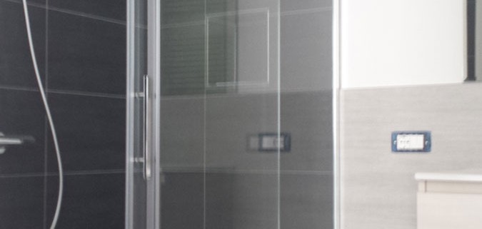 Box doccia gaia porta scorrevole di TDA, piastrelle serie metalwood di casalgrande