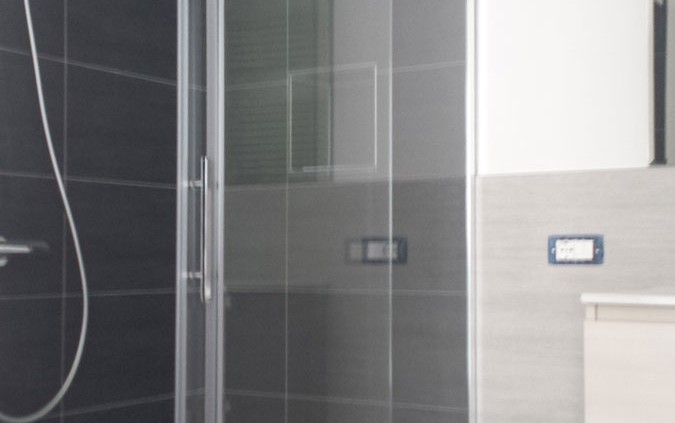 Box doccia gaia porta scorrevole di TDA, piastrelle serie metalwood di casalgrande