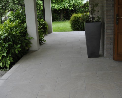 pavimentazione esterna con piastrelle quattro formati serie georock di monocibec
